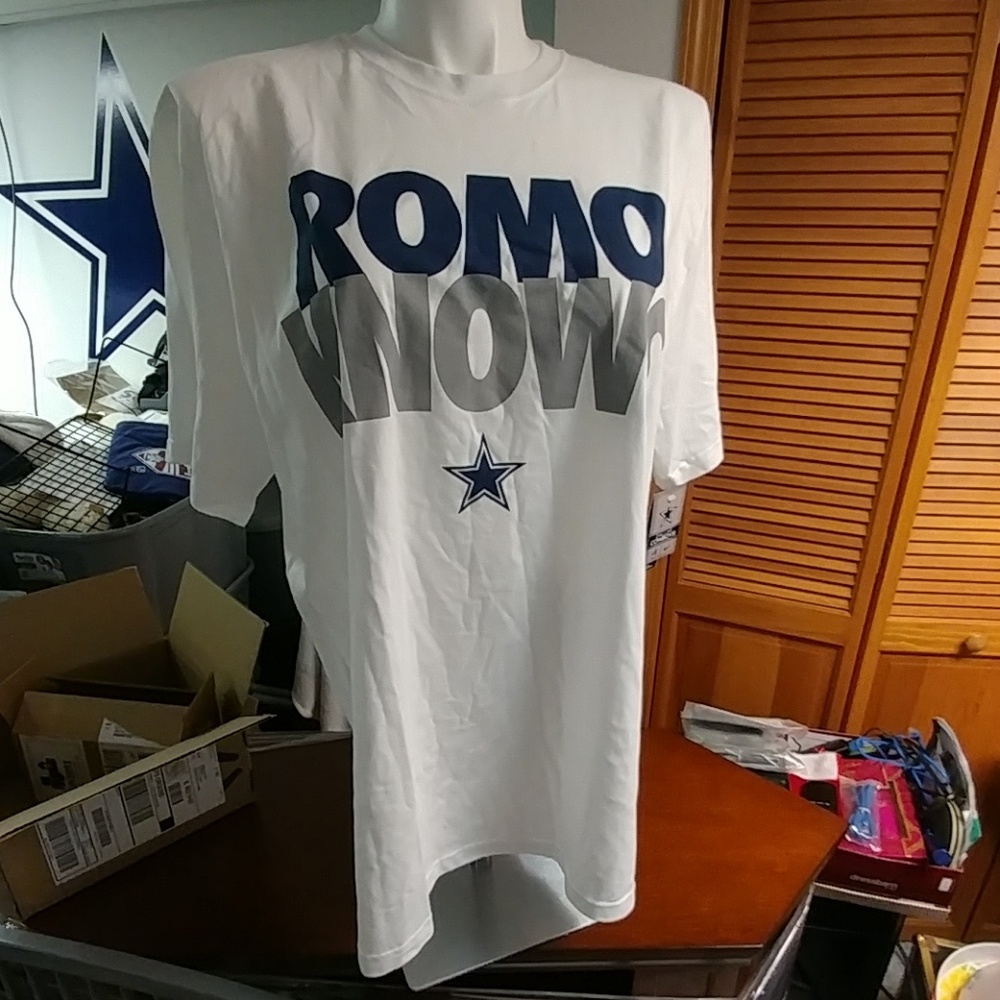 Dallas cowboys tee.